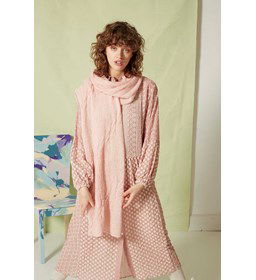 Brede sjaal met kabelpatroon