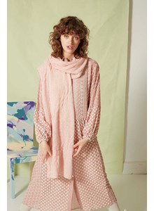 Brede sjaal met kabelpatroon