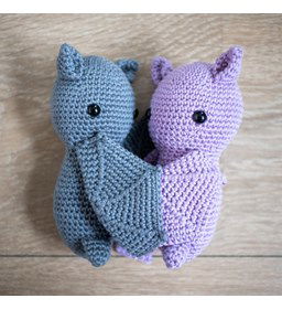 Vleermuizen koppel gemaakt van Scheepjes Catona 50 - 100 gram