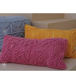 Langwerpig geknoopt kussen gemaakt van Vulling