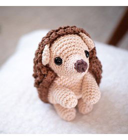 Knuffeldier egel gemaakt van Scheepjes Catona 25 en 10 gram