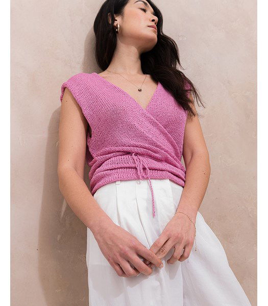 Breipatroon Wikkelvesje Laurine met hehaakte striksluiting