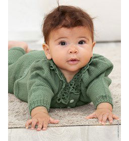 Babyvest met een in lussen gehaakt kraagje gemaakt van Lana Grossa Cool Wool Baby