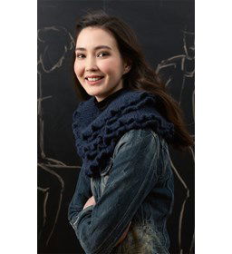 Sjaal gemaakt van Lang Yarns Malou Light uni en color