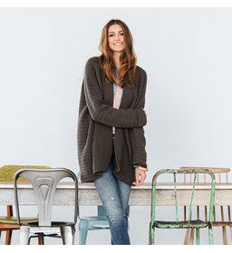 Lang damesvest met brede sjaalkraag gemaakt van Phildar Phil Partner 3,5