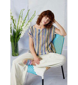 Recht overdwars gebreid shirt gemaakt van Lang Yarns Fiesta