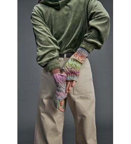 Polswarmers in kantpatroon gemaakt van Lang Yarns Magnolia