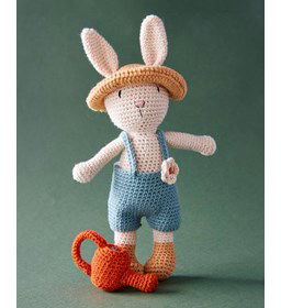 Konijn met hoed en gieter gemaakt van DMC borduurgaren 2