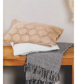 Langwerpig gehaakt kussen met stippen