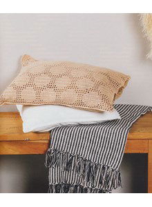 Langwerpig gehaakt kussen met stippen