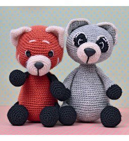 Knuffel panda en wasbeer gemaakt van Neuzen