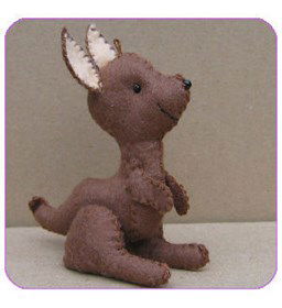 Kangoeroe van vilt gemaakt van kraaltjes klein - rocailles - beads