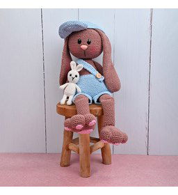 Knuffelkonijn met pet en tuinbroen gemaakt van Scheepjes Maxi Sweet Treat