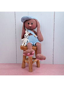 Knuffelkonijn met pet en tuinbroen