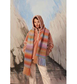 Brede sjaal met franjes gemaakt van Lang Yarns Orion