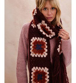 Geblokte sjaal met lange franjes gemaakt van Phildar Phil Romance