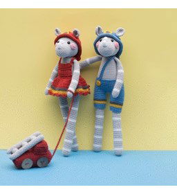 Charlie en Cato de brandweerneushoorns gemaakt van Scheepjes Catona 25 en 10 gram