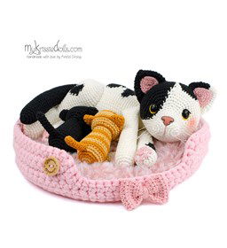 Witte moeder poes met zwarte vlekken enkittens gemaakt van Neuzen