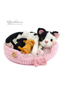 Witte moeder poes met zwarte vlekken enkittens