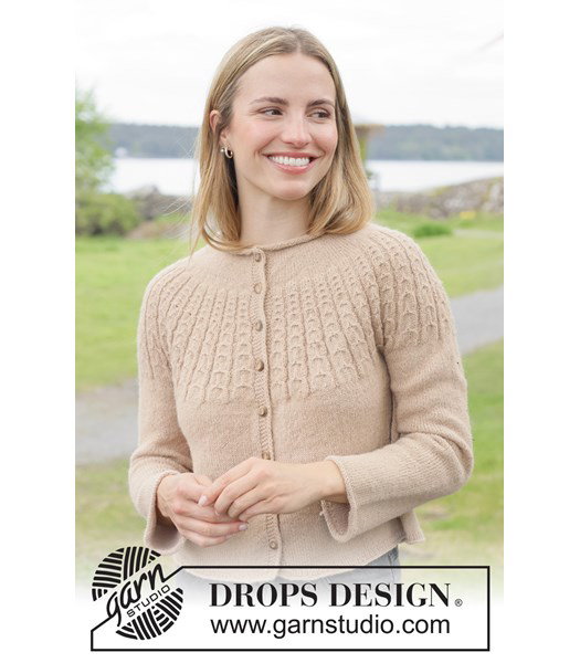 Breipatroon damesvest Maple Cream met kabelpatroon in ronde pas