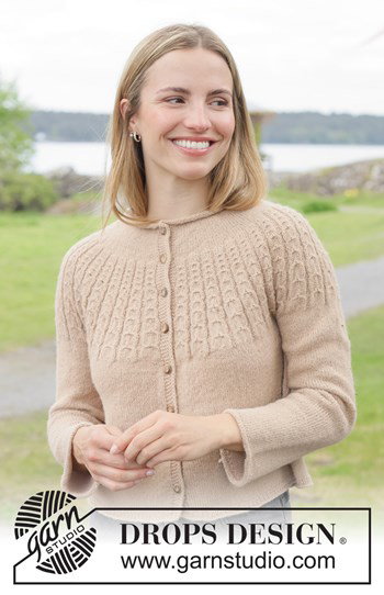 damesvest Maple Cream met kabelpatroon in ronde pas