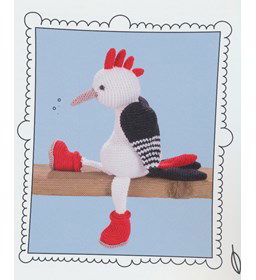 Specht met schoenen gemaakt van Scheepjes Softfun