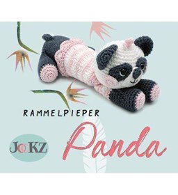 Panda rammelpieper gemaakt van Scheepjes Catona 50 - 100 gram