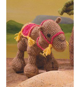 Staande kameel gemaakt van Scheepjes Stone Washed