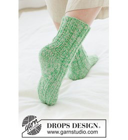 Gebreide sokken met ruitvormige hiel in DROPS Fabel gemaakt van Breinaalden zonder knop