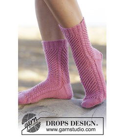 Sokken met kantpatroon en kabels  gemaakt van Drops Fabel