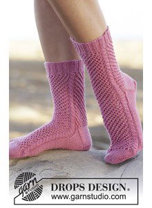 Sokken met kantpatroon en kabels 