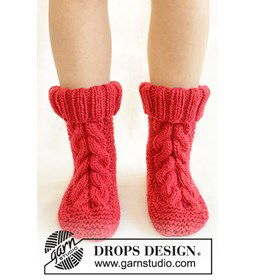 Gebreide sloffen met kabels in dikke wol gemaakt van Drops Snow - Eskimo