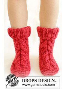 Gebreide sloffen met kabels in dikke wol