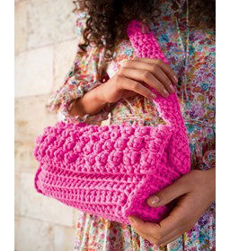 tas met brede hengsel gemaakt van Haaknaalden