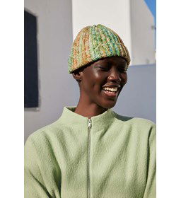 Dwarsgehaakte muts Golden Laughter gemaakt van Lang Yarns Wooladdicts Move