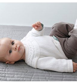 Baby trui gemaakt van knopen