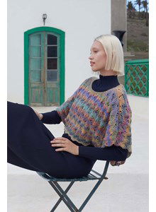 lang Yarns Lang Yarns breipatroon Ismeralda, trui gebreid in fantasiepatroon. Deze korte meerkleurige poncho, is gemaakt van het garen Harmony. 