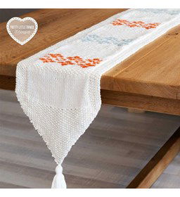 Tafelloper bloemen op tafel gemaakt van Scheepjes Chunky Monkey