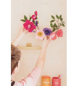 Krans met bloemen van vilt gemaakt van Boeken over vilt