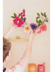 Krans met bloemen van vilt