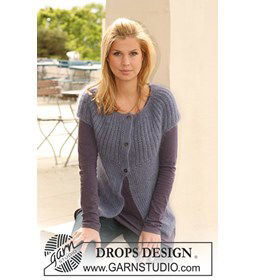 DROPS mouwloos vest met pas in Patentsteek van Kid-Silk. Maat S - XXXL. gemaakt van knopen