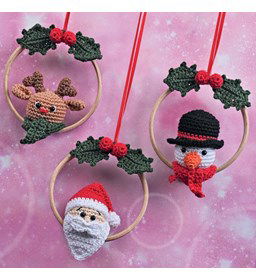 Kerstringen met kerstpoppetjes gemaakt van lint, band, franje, strikjes, bloemen