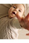 Breipatroon mouwloos babytruitje van andere kant