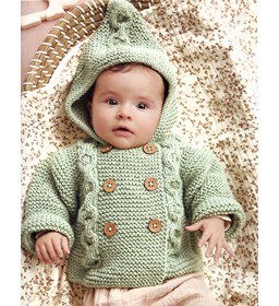 baby  jasje met capuchon en kabelpatroon. gemaakt van knopen