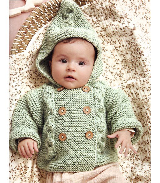 Breipatroon baby jasje met capuchon en kabelpatroon.
