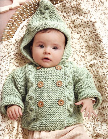 baby  jasje met capuchon en kabelpatroon.