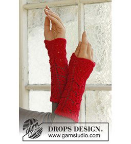 Gebreide polswarmers voor Kerst gemaakt van Drops Fabel