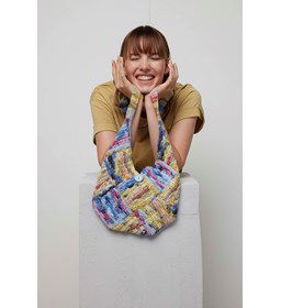 Ronde tas Tracie met blokken en schouderbanden gemaakt van Haaknaalden