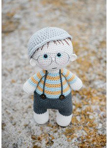 Jongenspop Sebastiaan met bril en pet