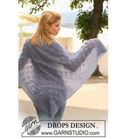 Gebreide DROPS omslagdoek met ribbelst en kantpatroon van Kid-Silk.